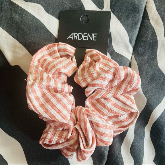 Scrunchy - Red and White Checkered Pattern - Picture 3 of 4